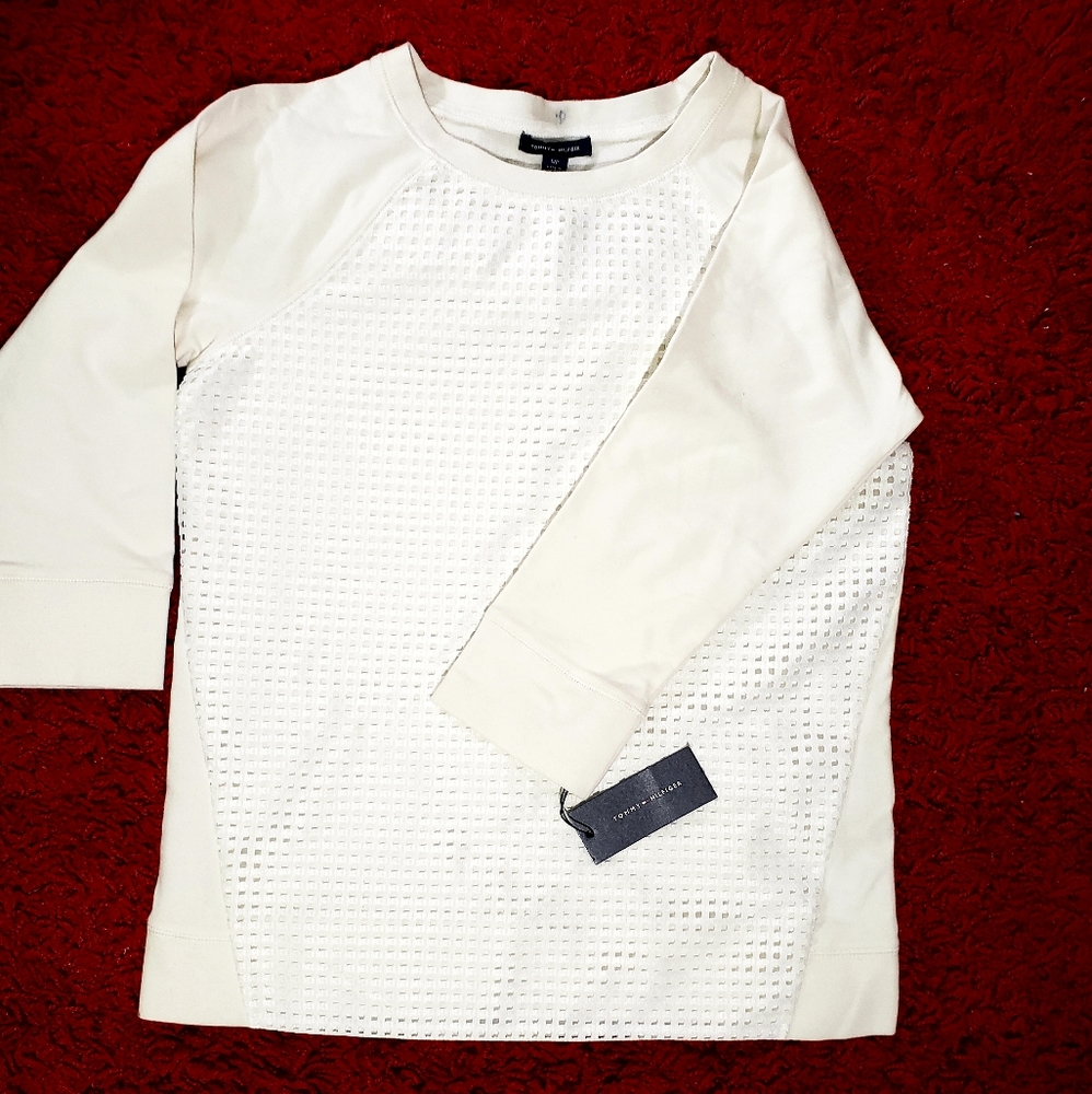 NWT Tommy Hilfiger sweater. Super cozy. Small
